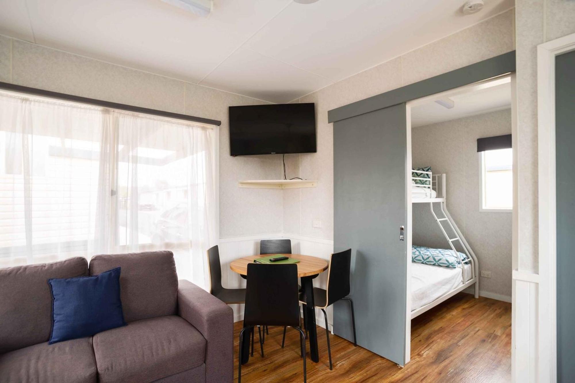 Crestview Tourist Park Hotel Кеанбеан Екстериор снимка