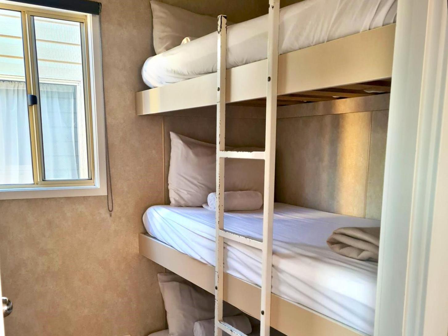 Crestview Tourist Park Hotel Кеанбеан Екстериор снимка