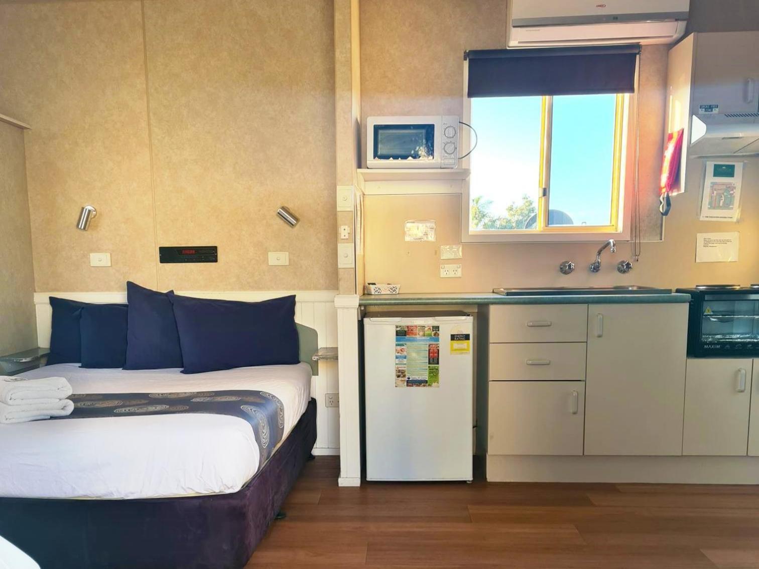 Crestview Tourist Park Hotel Кеанбеан Екстериор снимка