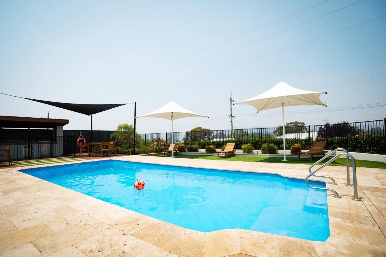Crestview Tourist Park Hotel Кеанбеан Екстериор снимка